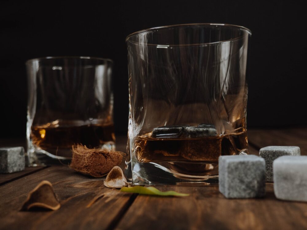 Zwei Gläser Whisky