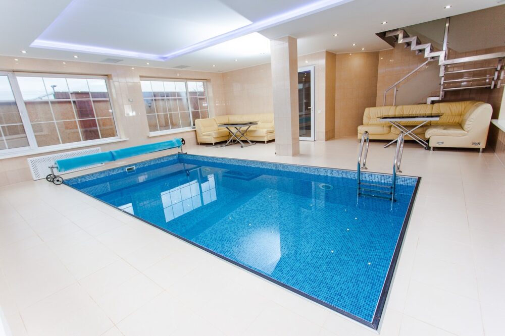 Schwimmbad mit Abdeckung
