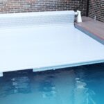 Poolabdeckung aus PVC als elektrische Rollade