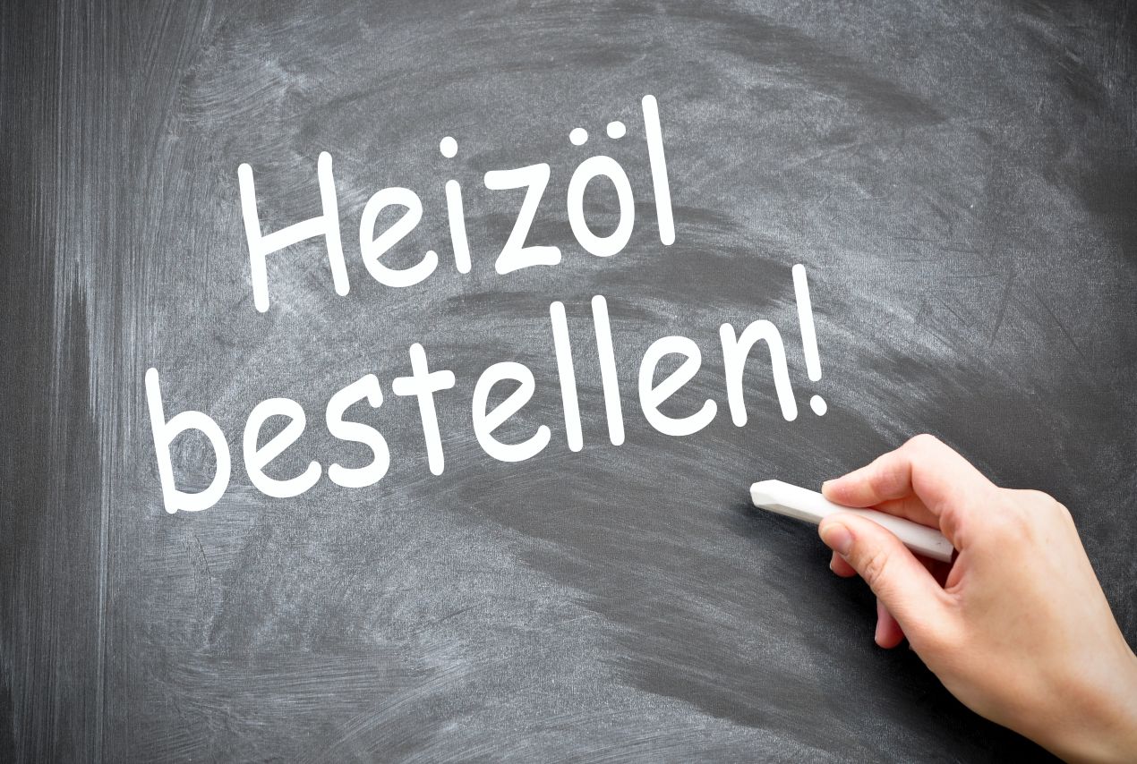 Schriftzug „Heizöl bestellen!“ auf Tafel – rechtzeitig handeln und Notdienst Für Heizöl vermeiden